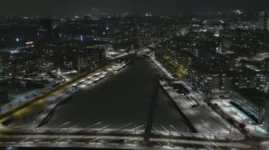 Helsinki. Finlandiya-31 Aralık 2021: Ruoholahti Helsinki 'de yeni yıl arifesini gösteren hava görüntüleri. Güzel şehir manzarası. Gece vakti. Havai fişekler. Drone yavaşça geriye doğru hareket ediyor.