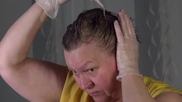 Dame Mittleren Alters Färbt Sich Die Haare Weiße Gummihandschuhe Mit — Stockvideo