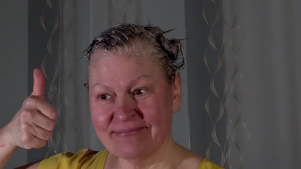 Middle Aged Caucasian Woman Making Hand Gestures Coloring Her Hair — Vídeo de Stock