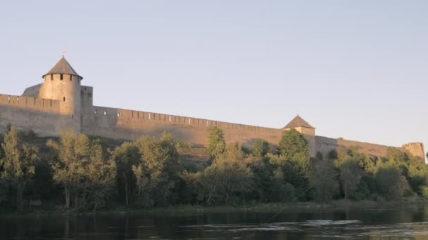 Narva Estonia August 2020 Huge Castle Border Town Ivangorod Russia — Vídeos de Stock