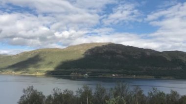 Norveç 'te gökyüzünde fiyort ve arazi manzaralı beyaz bulutlar