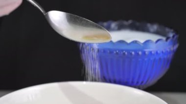 Mutfaktaki yumurta kasesine şeker koyuyorum. Pişirmeye hazır. Yakın plan 4K. 