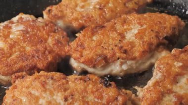 Mutfaktaki tavada pirzola var. Yakın plan 4K. 