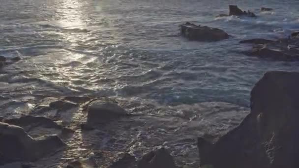 Zee Golven Spetteren Rotsen Teno Canarische Eilanden Een Zonsondergang Uitzicht — Stockvideo