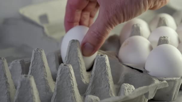 Ktoś Przewozi Białe Jajka Jednej Tekturowej Paczki Drugiej Zdrowe Jedzenie — Wideo stockowe