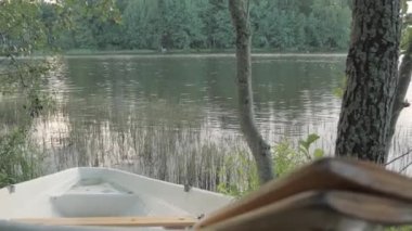 Espoo Finlandiya 'da göldeki tekneye yakından bakın. Kenarlarında ağaçlar var. Jeoloji mermisi.