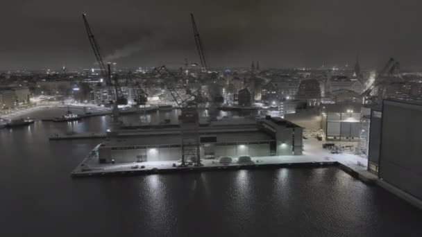 2022年2月3日 芬兰赫尔辛基一个被称为Punavuori的住宅区被空中射杀 冬天的时候 晚上好令人惊奇的城市景观 放大的时候 无人机在侧向移动 — 图库视频影像