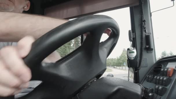 ヘルシンキのバスの運転手のより近い外観フィンランドは一日中街を回っています バスステアリングホイールとタクシー — ストック動画
