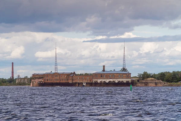Rusia. San Petersburgo. 15 de agosto de 2021. Fort Peter I, situado en la costa sur de Kronstadt. —  Fotos de Stock