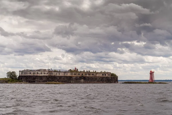 Rusia. San Petersburgo. 15 de agosto de 2021. Kronshlot Fort se encuentra a lo largo de la calle de la costa sur de Kronstadt. —  Fotos de Stock