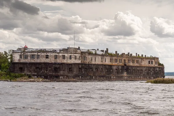 러시아. 상트페테르부르크. 2021 년 8 월 15 일. 크론 쉬로 요새는 크론시타트의 남쪽 해안의 페어 웨이를 따라 위치해 있다. — 스톡 사진