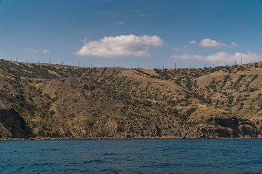Kırım Yarımadası. 21 Temmuz 2021. Sudak kasabası yakınlarındaki Karadeniz 'den Cape Meganom kıyılarının resimli görüntüsü ve ana hatları.