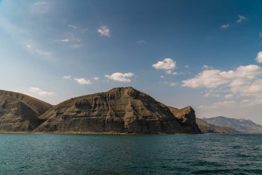 Kırım Yarımadası. 21 Temmuz 2021. Sudak kasabası yakınlarındaki Karadeniz 'den Cape Meganom kıyılarının resimli görüntüsü ve ana hatları.