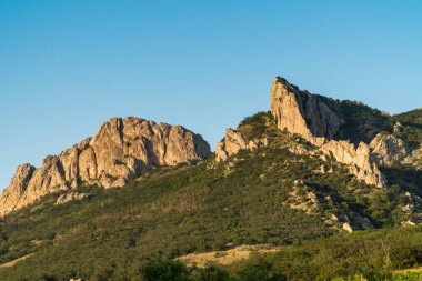 Kırım Yarımadası. 16 Temmuz 2021. Koktebel kenti yakınlarındaki Kırım Dağı manzarası.