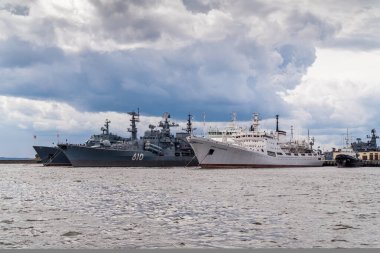 - Rusya. Saint-Petersburg 'da. 15 Ağustos 2021. Savaş gemileri ve yedek filo gemileri Kronstadt 'taki Ust-Slingshot' un doğu duvarına demirlediler..