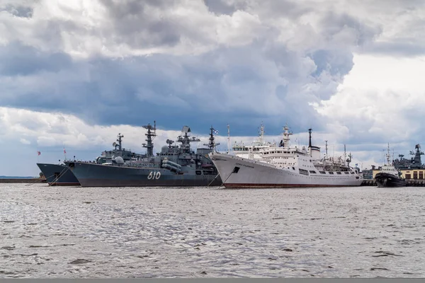Rusia San Petersburgo Agosto 2021 Barcos Guerra Flotas Auxiliares Amarrados —  Fotos de Stock
