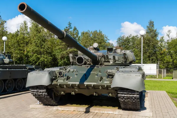 俄罗斯 列宁格勒地区2021年9月10日 苏联在列宁格勒战役突破博物馆全景附近的T 80主战坦克 — 图库照片