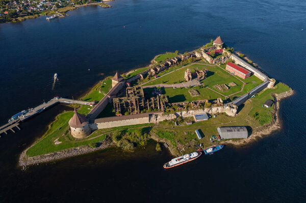 Россия. Ленинградская область. 10 сентября 2021 года. Вид на крепость Орешек вблизи города Шлиссельбург в солнечную погоду с высоты птичьего полета.