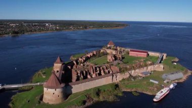 - Rusya. Leningrad bölgesi. 10 Eylül 2021. Güneşli bir havada Shlisselburg yakınlarındaki Oreshek kalesinin kuş bakışı görüntüsü.