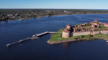 - Rusya. Leningrad bölgesi. 10 Eylül 2021. Güneşli bir havada Shlisselburg yakınlarındaki Oreshek kalesinin kuş bakışı görüntüsü.