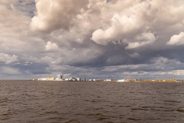 - Rusya. 15 Ağustos 2021. Kronstadt yakınlarındaki Fort Konstantin 'deki St. Petersburg sel koruma tesisinin erişim tesislerinin görüntüsü bulutlu bir havada.