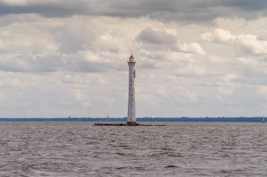 - Rusya. 15 Ağustos 2021. Güney Kronstadt çim yolu boyunca yer alan bulutlu havada eski seyir feneri..