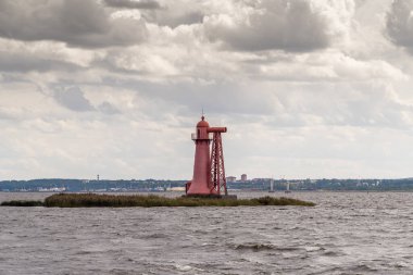 - Rusya. 15 Ağustos 2021. Navigasyon kapısı deniz feneri Nikolaevsky Nizhny, Kronshtadt Fairway 'in güney tarafındaki Fort Kronshlot yakınlarında bir sığlıkta bulunuyor..