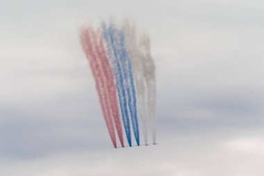 - Rusya. 25 Temmuz 2021. SU-25 savaş uçağı Rusya Federasyonu bayrağıyla Kronstadt üzerinde uçuyor..