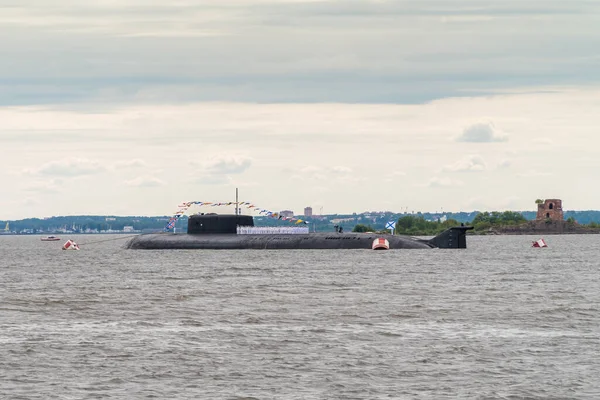 Rusia. 25 de julio de 2021. El submarino nuclear Águila en la incursión de Kronstadt durante el Día de la Marina. —  Fotos de Stock