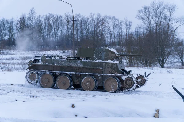Rosja. Sankt-Petersburg. Dzielnica Krasnoselsky. 12 grudnia 2021. Odbudowa bitwy o wyzwolenie miasta Tikhvin. Radziecki czołg T-7 atakuje.. — Zdjęcie stockowe