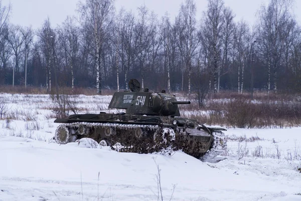 Russland. Sankt Petersburg. Krasnosselsky Bezirk. 12. Dezember 2021. Rekonstruktion der Schlacht bei der Befreiung der Stadt Tichwin. Der sowjetische Panzer KV-1 ist im Angriff. lizenzfreie Stockbilder