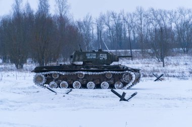 - Rusya. Saint-Petersburg 'da. Krasnoselsky bölgesi. 12 Aralık 2021. Tikhvin şehrinin kurtuluşu savaşının yeniden inşası. Sovyet KV-1 tankı saldırıya geçti..