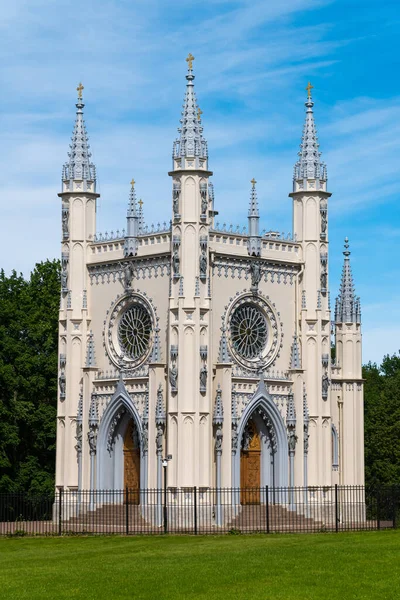 - Rusya. Saint-Petersburg 'da. 14 Haziran 2021. Petrodvorets şehrinin İskenderiye Parkı 'ndaki Alexander Nevsky Kilisesi' nin resimli görüntüsü..