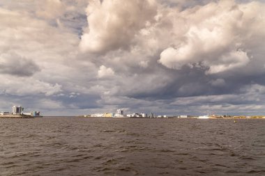 - Rusya. 15 Ağustos 2021. Fort Konstantin yakınlarındaki Kronstadt 'taki St. Petersburg savunma tesislerine erişim imkanları.