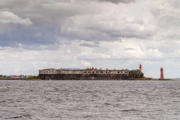 Rusia. San Petersburgo. 15 de agosto de 2021. Kronshlot Fort se encuentra a lo largo de la calle de la costa sur de Kronstadt. —  Fotos de Stock