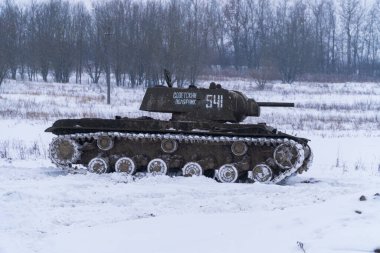 - Rusya. Saint-Petersburg 'da. Krasnoselsky bölgesi. 12 Aralık 2021. Tikhvin şehrinin kurtuluşu savaşının yeniden inşası. Sovyet KV-1 tankı saldırıya geçti..