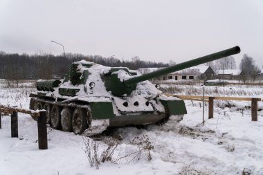 - Rusya. Saint-Petersburg 'da. Krasnoselsky bölgesi. 12 Aralık 2021. Otoparka SU-100 güdümlü topçu yerleştirme.
