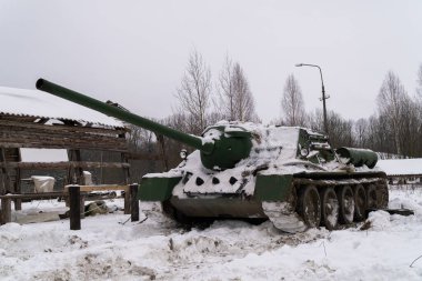 - Rusya. Saint-Petersburg 'da. Krasnoselsky bölgesi. 12 Aralık 2021. Otoparka SU-100 güdümlü topçu yerleştirme.