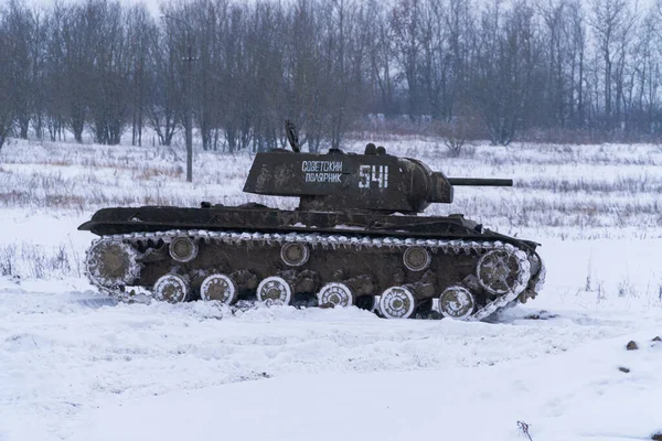 Россия. Санкт-Петербург. Красносельский район. 12 декабря 2021 года. Реконструкция битвы за освобождение города Тихвина. Советский танк КВ-1 атакует. — стоковое фото