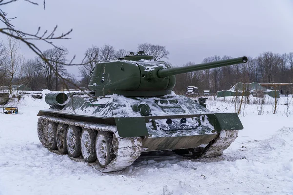 Russia. Saint-Petersburg. Krasnoselsky district. December 12, 2021. The legendary Soviet T-34 tank is parked in the historic Steel Landing tank Park. — Zdjęcie stockowe