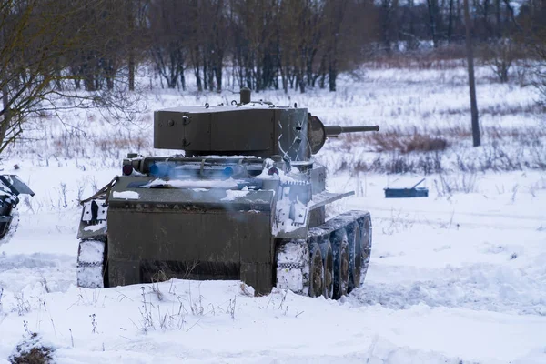 Russland. Sankt Petersburg. Krasnosselsky Bezirk. 12. Dezember 2021. Rekonstruktion der Schlacht bei der Befreiung der Stadt Tichwin. Der sowjetische T-7-Panzer ist im Angriff. — Stockfoto