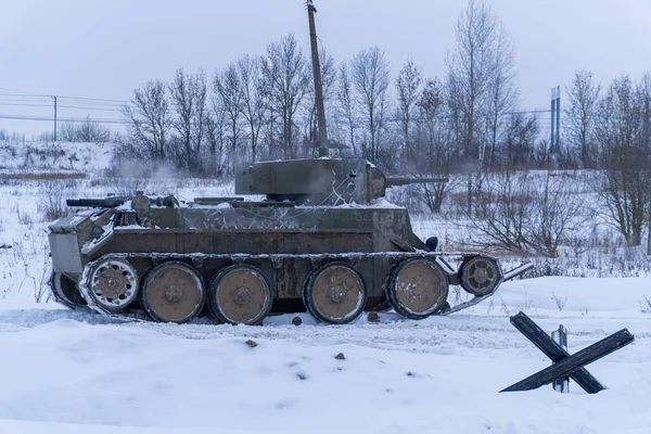 Russia. Saint-Petersburg. Krasnoselsky district. December 12, 2021. Reconstruction of the battle of the liberation of the city of Tikhvin. The Soviet T-7 tank is on the attack. — Stock Photo, Image
