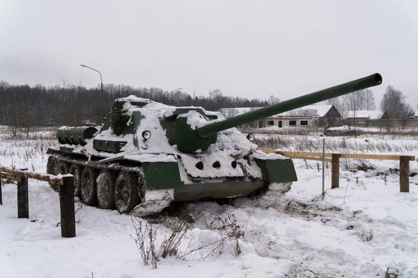 Russia. Saint-Petersburg. Krasnoselsky district. December 12, 2021. SU-100 self-propelled artillery installation in the parking lot. lizenzfreie Stockbilder