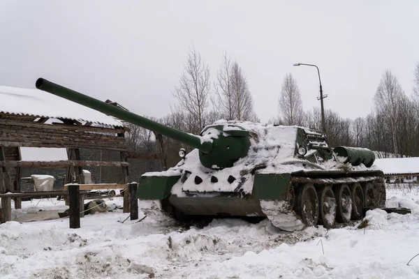 Russia. Saint-Petersburg. Krasnoselsky district. December 12, 2021. SU-100 self-propelled artillery installation in the parking lot. Стоковое Фото