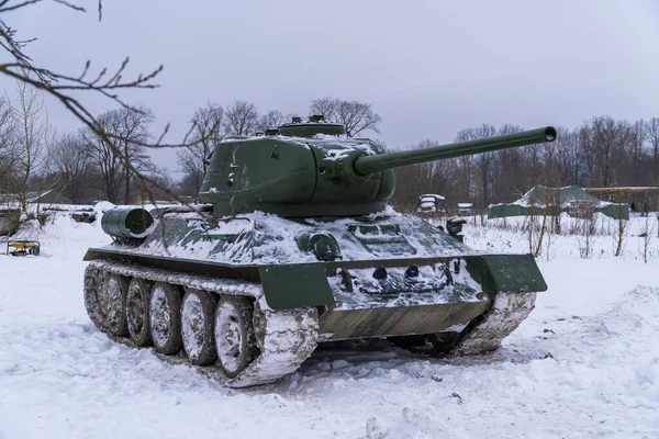 A Rússia. São Petersburgo. Distrito de Krasnoselsky. 12 de dezembro de 2021. O lendário tanque soviético T-34 está estacionado no histórico Steel Landing tank Park. Fotografias De Stock Royalty-Free