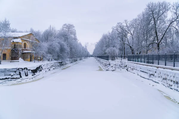 La Russie. Kronstadt, 12 janvier 2022. Vue hivernale pittoresque du canal de contournement de Kronstadt. — Photo