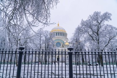 - Rusya. Kronstadt, 12 Ocak 2022. Soğuk bir günde, donla kaplı ağaçların arasından St. Nicholas 'ın Donanma Katedrali' ne bakın..