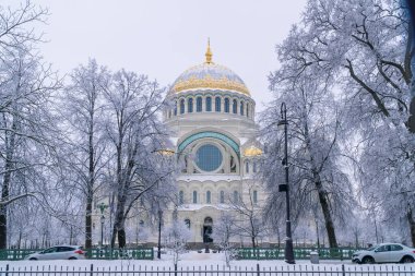 - Rusya. Kronstadt, 12 Ocak 2022. Soğuk bir günde, donla kaplı ağaçların arasından St. Nicholas 'ın Donanma Katedrali' ne bakın..
