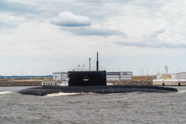 - Rusya. 25 Temmuz 2021. Donanma Günü kutlaması. Proje 636 'nın Petropavlovsk-Kamçatsky dizel elektrikli denizaltısı Kronstadt' ın güney kıyısı boyunca uzanır..
