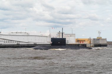 - Rusya. 25 Temmuz 2021. Donanma Günü kutlaması. Proje 636.3 'ün Volkhov dizel elektrikli denizaltısı Kronstadt' ın güney kıyısı boyunca uzanır..